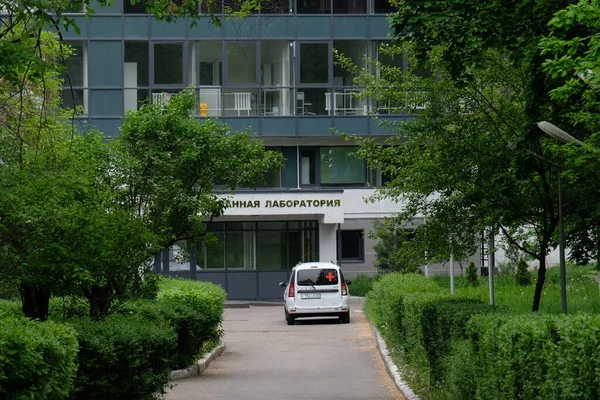 Almaty Kazakistan 2020 Bulaşıcı Hastalıklar Hastanesinin Yanındaki Ambulans — Stok fotoğraf