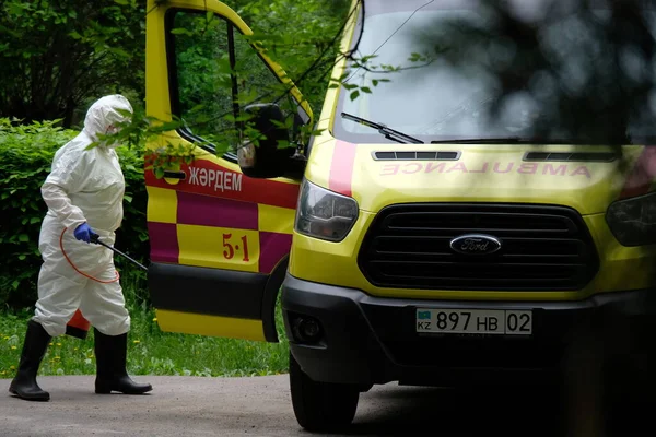 Almaty Kazakistan 2020 Esercito Effettua Disinfezione Sul Territorio Dell Ospedale — Foto Stock