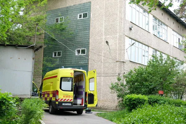 Almaty Kazakistan 2020 Ambulanza Accanto All Edificio Dell Ospedale Malattie — Foto Stock