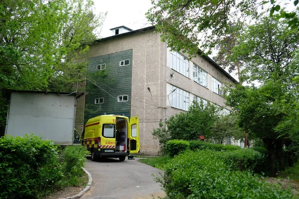 Almaty Kazakistan 2020 Ambulanza Accanto All Edificio Dell Ospedale Malattie — Foto Stock