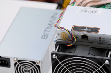 Almaty / Kazakistan - 02.16.2018: Kripto para birimi madencilik ekipmanları.