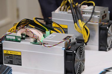 Almaty / Kazakistan - 02.16.2018: Kripto para birimi madencilik ekipmanları.