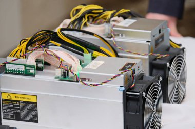 Almaty / Kazakistan - 02.16.2018: Kripto para birimi madencilik ekipmanları.