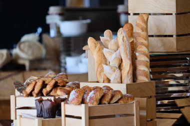 Dükkanda çeşitli taze ekmek türleri var.