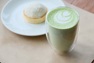 Kahve milkshake ve pudra şekerli tatlı.