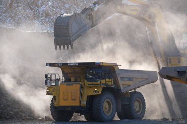 Khabarovsk toprağı / Rusya - 03.22.2018: Altın madeni toprakları üzerinde çalışan ve hammadde dağıtımı yapan özel ekipman. Albazino mevduatı 