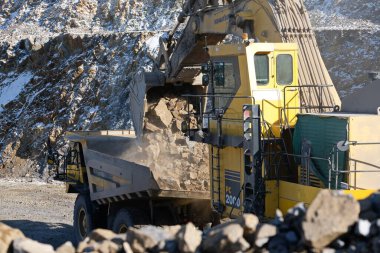 Khabarovsk toprağı / Rusya - 03.22.2018: Altın madeni toprakları üzerinde çalışan ve hammadde dağıtımı yapan özel ekipman.