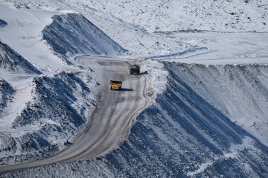 Khabarovsk toprağı / Rusya - 03.22.2018: Hammaddelerin çıkarıldığı bir açık çukur altın madeni.