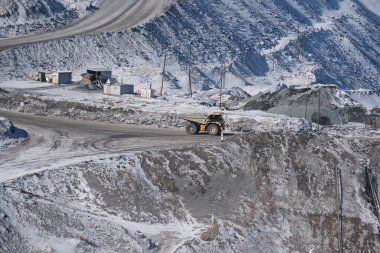 Khabarovsk toprağı / Rusya - 03.22.2018: Hammaddelerin çıkarıldığı bir açık çukur altın madeni.