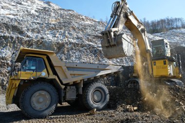 Khabarovsk toprağı / Rusya - 03.22.2018: Altın madeni toprakları üzerinde çalışan ve hammadde dağıtımı yapan özel ekipman. Albazino mevduatı