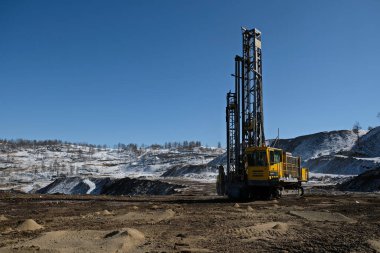 Khabarovsk toprağı / Rusya - 03.22.2018: Hammaddelerin çıkarıldığı bir açık çukur altın madeni.