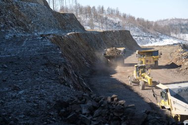 Khabarovsk toprağı / Rusya - 03.22.2018: Altın madeni toprakları üzerinde çalışan ve hammadde dağıtımı yapan özel ekipman. Albazino mevduatı