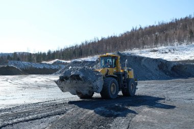 Khabarovsk toprağı / Rusya - 03.22.2018: Altın madeni toprakları üzerinde çalışan ve hammadde dağıtımı yapan özel ekipman. Albazino mevduatı