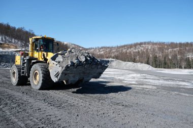 Khabarovsk toprağı / Rusya - 03.22.2018: Altın madeni toprakları üzerinde çalışan ve hammadde dağıtımı yapan özel ekipman. Albazino mevduatı