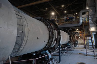 Khabarovsk toprağı / Rusya - 03.22.2018: Borular ve cevher tasnif ve işleme için teknik ekipmanlar.