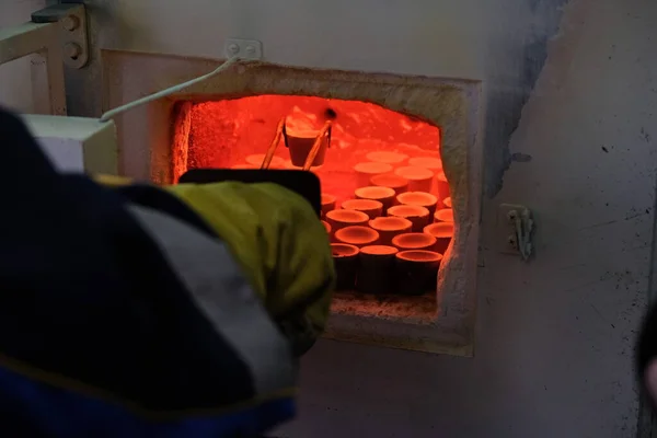 ハバロフスク地方 ロシア 2018 炉内で鉱石を加熱するための小さなるつぼ — ストック写真