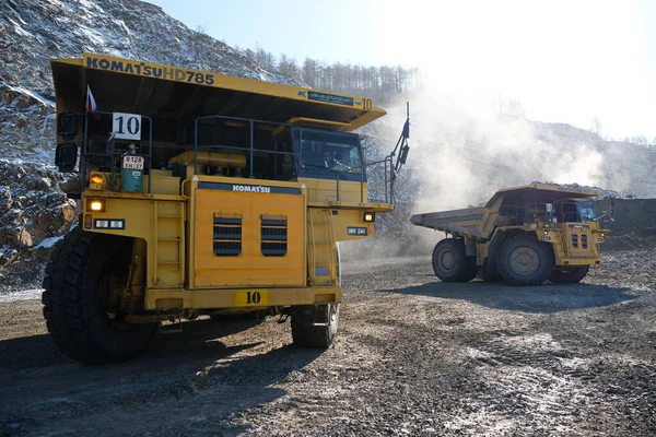 ハバロフスク地方 ロシア 2018 特別な機器は金鉱山の領土で動作し 原材料を提供します アルバジーノ預金 — ストック写真