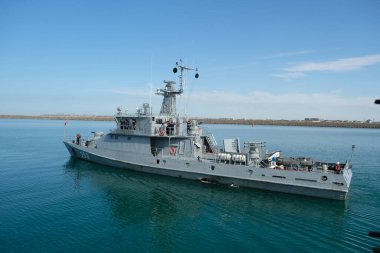 Aktau / Kazakistan - 08.16.2018: Rıhtımdan askeri cephanelik taşıyan gemiler