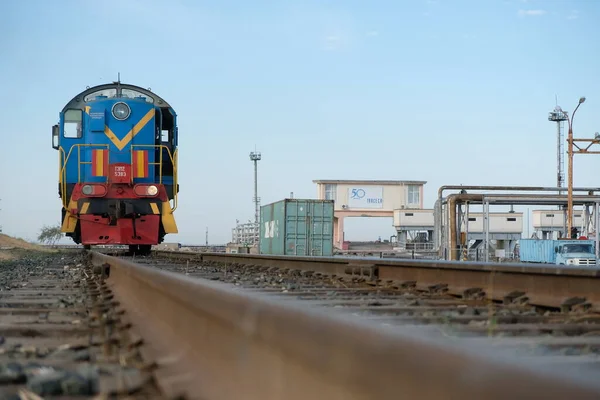 Aktau / Kazakistan - 08.16.2018: Raylarda elektrikli lokomotif.