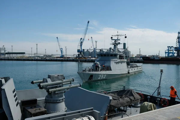 Aktau / Kazakistan - 08.16.2018: Rıhtımdan askeri cephanelik taşıyan gemiler