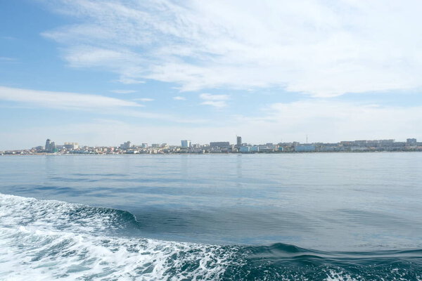 Актау / Казахстан - 08.16.2018: Морская пена от движения судов
