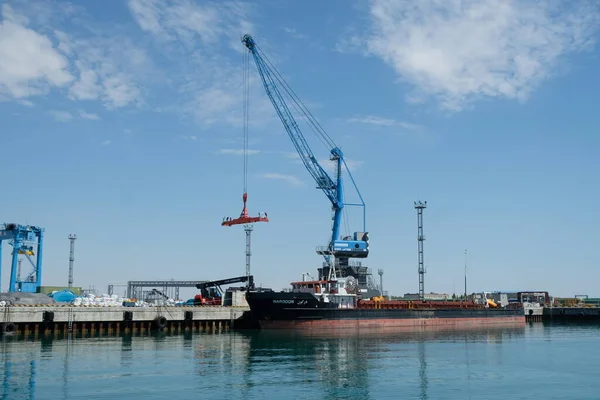 Aktau Kazakhstan 2018 Lifting Machines Unload Load Ships — Stock Photo, Image