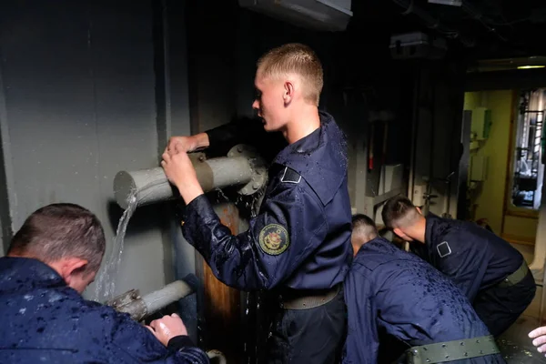 アクタウ カザフスタン 2018 兵士は軍事演習中に船内の穴を修復します — ストック写真