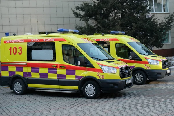 Almaty / Kazakistan - 02.23.2018: Ambulanslar şehrin dört bir yanında geziyor