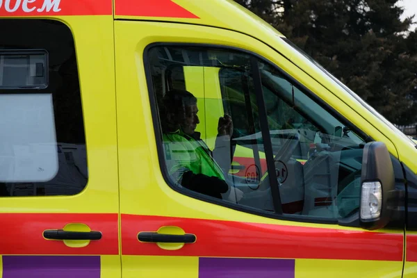 Almaty / Kazakistan - 02.23.2018: Ambulanslar şehrin dört bir yanında geziyor