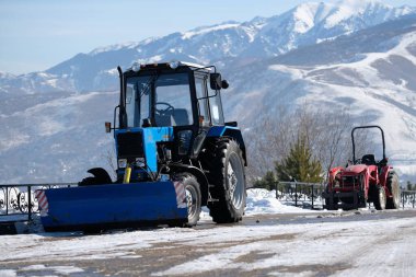Almaty / Kazakistan - 02.23.2018: Kış mevsiminde yol boyunca eski inşaat malzemeleri duruyor