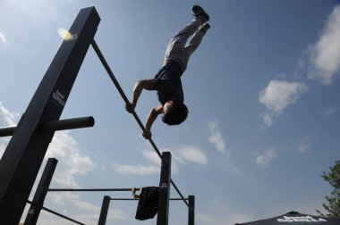Almaty / Kazakistan - 09.18.2016: Gençlik aktif eğlence. Gençler çeşitli sokak sporlarında yarışıyorlar.