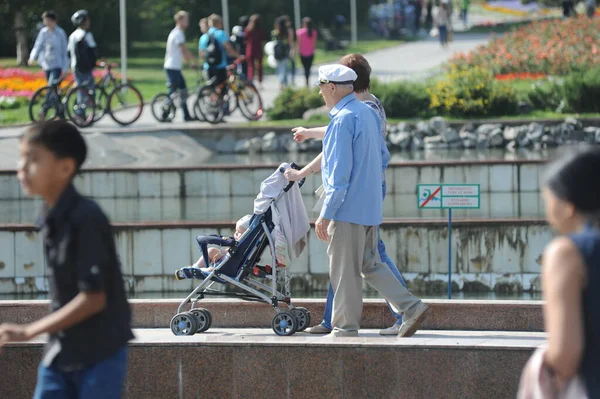 Almaty Καζακστάν 2016 Ενεργή Αναψυχή Στο Almaty Άνθρωποι Περπατούν Στους — Φωτογραφία Αρχείου