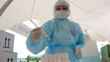 Almaty / Kazakistan - 05.15.2020: Şehir sakinlerini covid-19 'da kontrol etmek için mobil laboratuvar