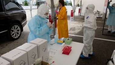 Almaty / Kazakistan - 05.15.2020: Şehir sakinlerini covid-19 'da kontrol etmek için mobil laboratuvar