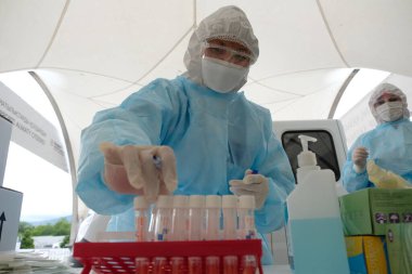 Almaty / Kazakistan - 05.15.2020: Şehir sakinlerini covid-19 'da kontrol etmek için mobil laboratuvar