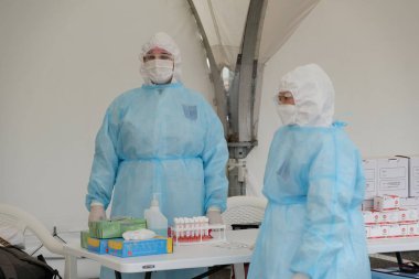 Almaty / Kazakistan - 05.15.2020: Şehir sakinlerini covid-19 'da kontrol etmek için mobil laboratuvar