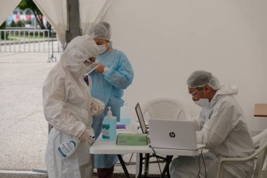 Almaty / Kazakistan - 05.15.2020: Şehir sakinlerini covid-19 'da kontrol etmek için mobil laboratuvar