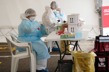 Almaty / Kazakistan - 05.15.2020: Şehir sakinlerini covid-19 'da kontrol etmek için mobil laboratuvar