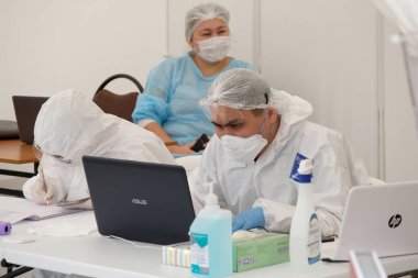 Almaty / Kazakistan - 05.15.2020: Şehir sakinlerini covid-19 'da kontrol etmek için mobil laboratuvar