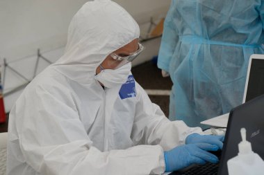 Almaty / Kazakistan - 05.15.2020: Şehir sakinlerini covid-19 'da kontrol etmek için mobil laboratuvar