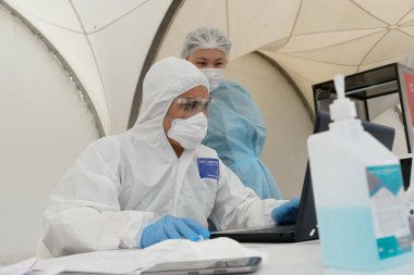 Almaty / Kazakistan - 05.15.2020: Mobil istasyondaki sağlık görevlileri koronavirüs testi yapıyorlar
