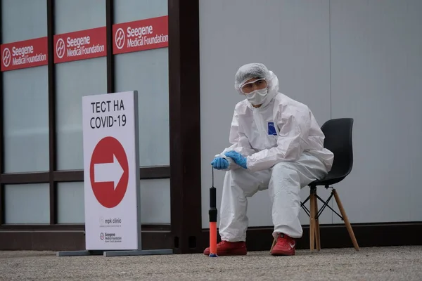 Almaty / Kazakistan - 05.15.2020: Sıhhiye, koronavirüs testi için laboratuvarın bayrağı yakınında yer alıyor