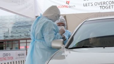 Almaty / Kazakistan: Sağlık görevlileri, bölge sakinlerini koronavirüs için test etmek amacıyla mobil bir istasyonda çalışıyorlar. 