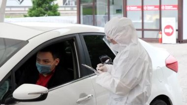 Almaty / Kazakistan: Sağlık görevlileri, bölge sakinlerini koronavirüs için test etmek amacıyla mobil bir istasyonda çalışıyorlar. 