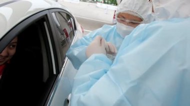 Almaty / Kazakistan: Sağlık görevlileri, bölge sakinlerini koronavirüs için test etmek amacıyla mobil bir istasyonda çalışıyorlar. 