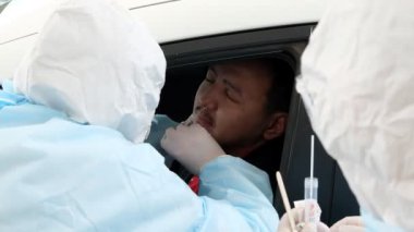 Almaty / Kazakistan: Sağlık görevlileri, bölge sakinlerini koronavirüs için test etmek amacıyla mobil bir istasyonda çalışıyorlar. 