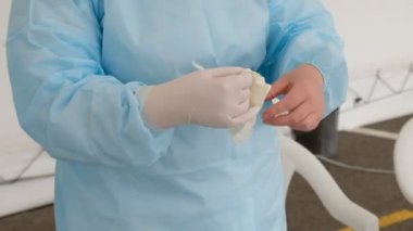 Almaty / Kazakistan: Sağlık görevlileri, bölge sakinlerini koronavirüs için test etmek amacıyla mobil bir istasyonda çalışıyorlar. 