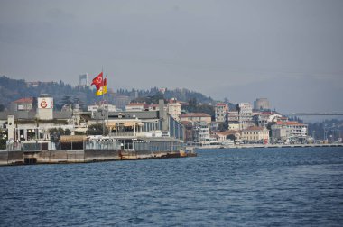 İstanbul / Türkiye - 02.28.2017: Boğazdaki tekneler ve Türkiye bayrağıyla bayrak direkleri.