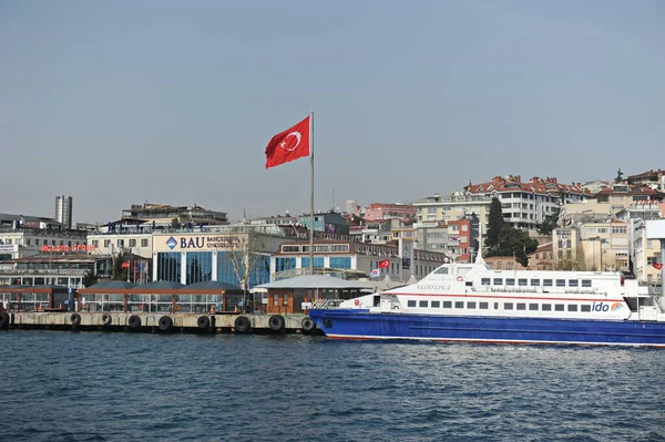 Estambul Turquía 2017 Barcos Estrecho Del Bósforo Asta Bandera Con — Foto de Stock