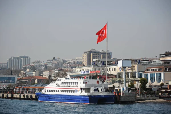 Istanbul Turquie 2017 Bateaux Dans Détroit Bosphore Mâts Avec Drapeau — Photo